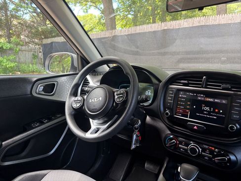 Used 2025 Kia Soul LX w/ LX Technology Package FWD image 32