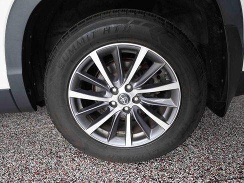 Used 2019 Toyota Highlander XLE AWD/4WD image 30