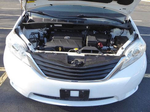 Used 2014 Toyota Sienna LE image 32