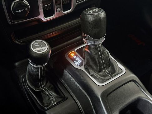 Used 2018 Jeep Wrangler Unlimited Sahara w/ Uconnect 4C Nav & Sound Group image 17