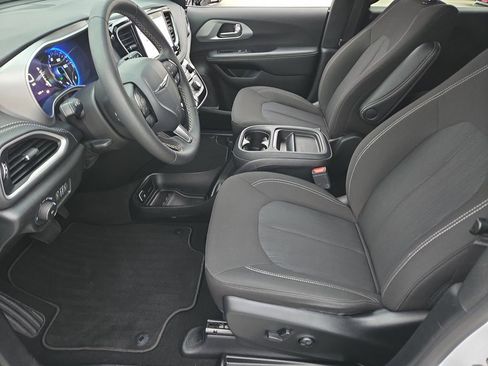 Used 2024 Chrysler Pacifica Touring image 15