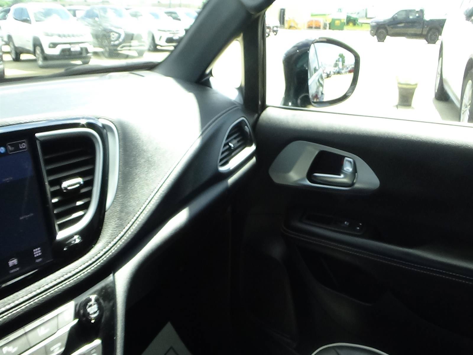 Used 2026 Chrysler Pacifica Limited FWD image 32