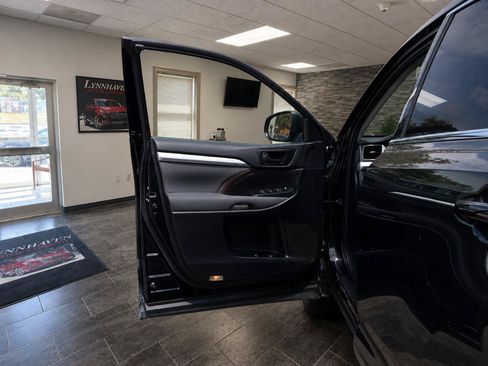 Used 2019 Toyota Highlander LE FWD image 8