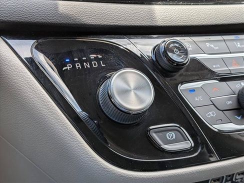 Used 2022 Chrysler Pacifica Touring-L FWD image 16