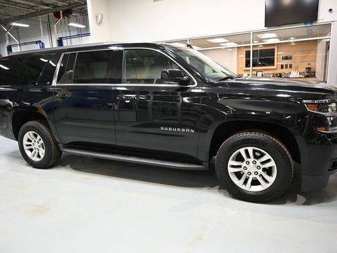 Used 2018 Chevrolet Suburban LT image 4