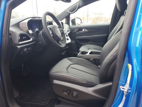 New 2026 Chrysler Pacifica Select w/ S Appearance Package image 8