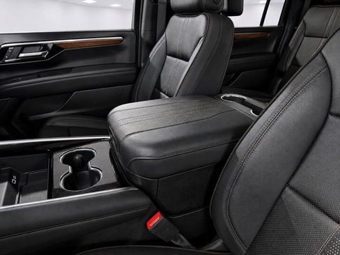 Used 2026 Chevrolet Suburban High Country AWD/4WD image 33