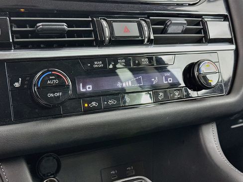 Used 2025 Nissan Pathfinder SV AWD/4WD image 23