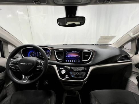 Used 2017 Chrysler Pacifica Touring w/ Tire & Wheel Group FWD image 19