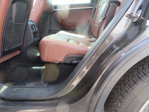 Used 2016 Volkswagen Touareg Sport image 36