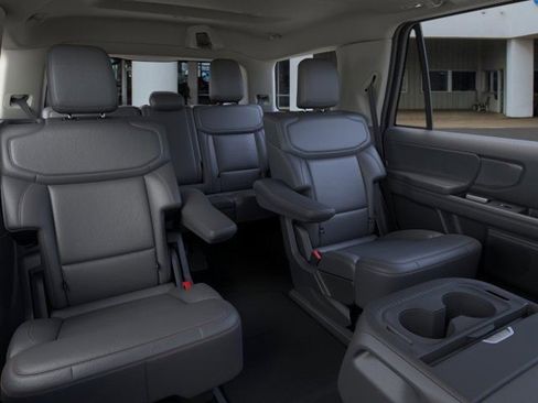 New 2025 Ford Expedition Active image 11