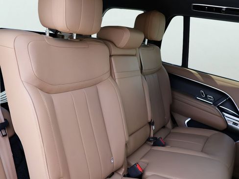 Used 2025 Land Rover Range Rover Long Wheelbase SE image 12