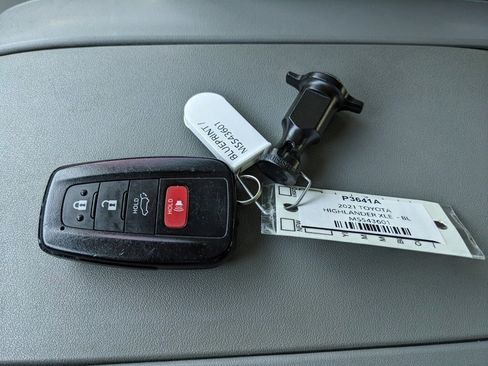 Used 2021 Toyota Highlander XLE image 33