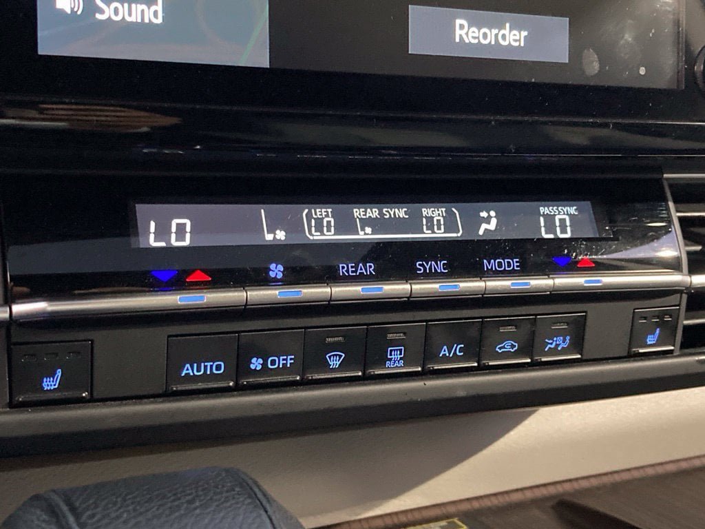 Used 2023 Toyota Sienna XLE w/ XLE Plus Package FWD image 24