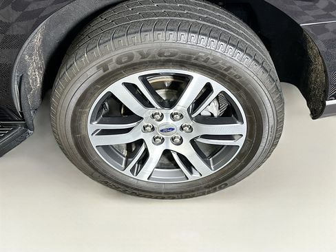 Used 2024 Ford Expedition Limited image 11