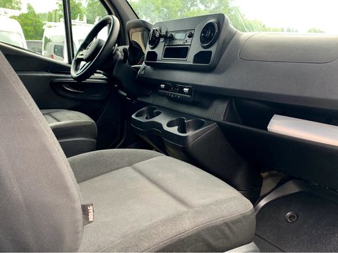Used 2021 Mercedes-Benz Sprinter 2500 image 39