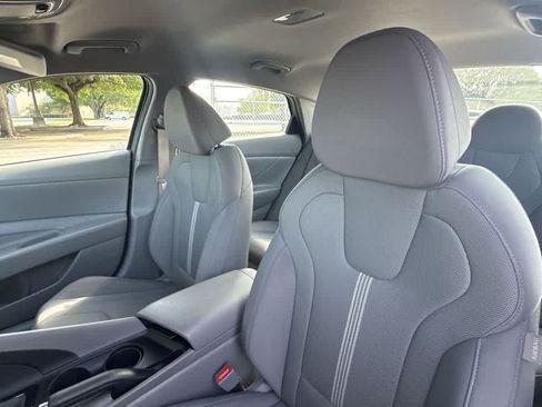 Used 2025 Hyundai Elantra SE FWD image 18