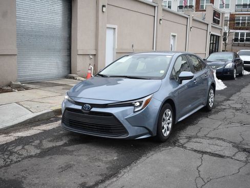 Used 2025 Toyota Corolla LE image 2