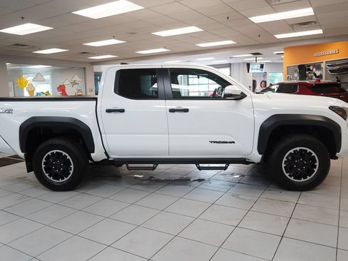 Used 2024 Toyota Tacoma TRD Off-Road w/ TRD Off Road Upgrade Package AWD/4WD image 12