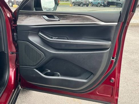 Certified 2023 Jeep Grand Cherokee Limited w/ Luxury Tech Group II image 12