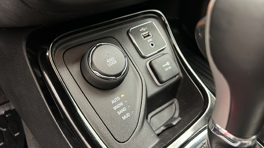 Used 2020 Jeep Compass Latitude AWD/4WD image 19