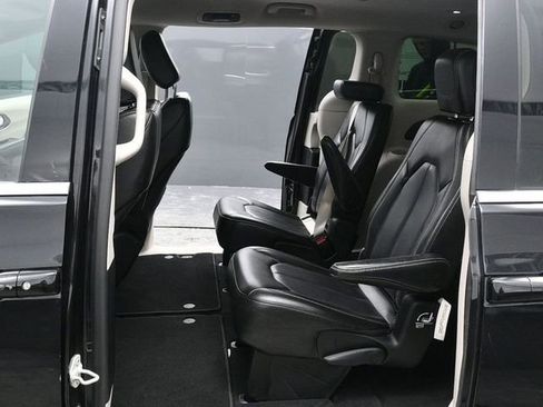 Used 2023 Chrysler Pacifica Touring-L image 14