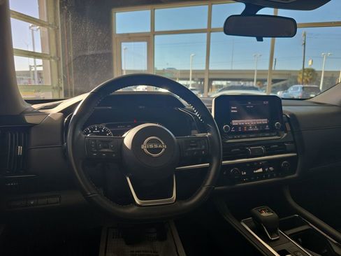 Used 2024 Nissan Pathfinder SV image 17