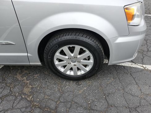 Used 2011 Chrysler Town & Country Touring-L w/ Entertainment Group #2 FWD image 10