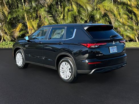 New 2025 Mitsubishi Outlander ES image 3
