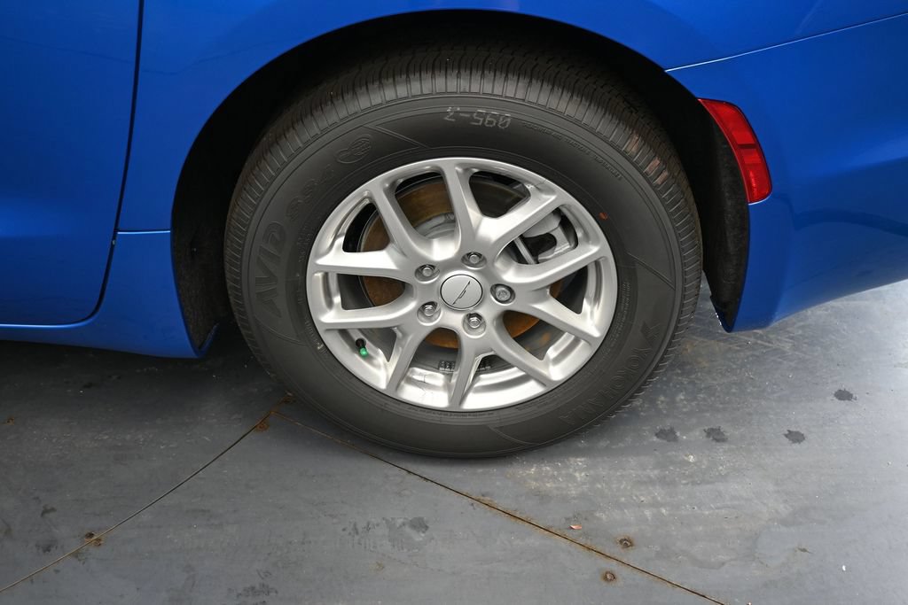 New 2027 Chrysler Pacifica Select w/ Family Tech Group FWD image 9