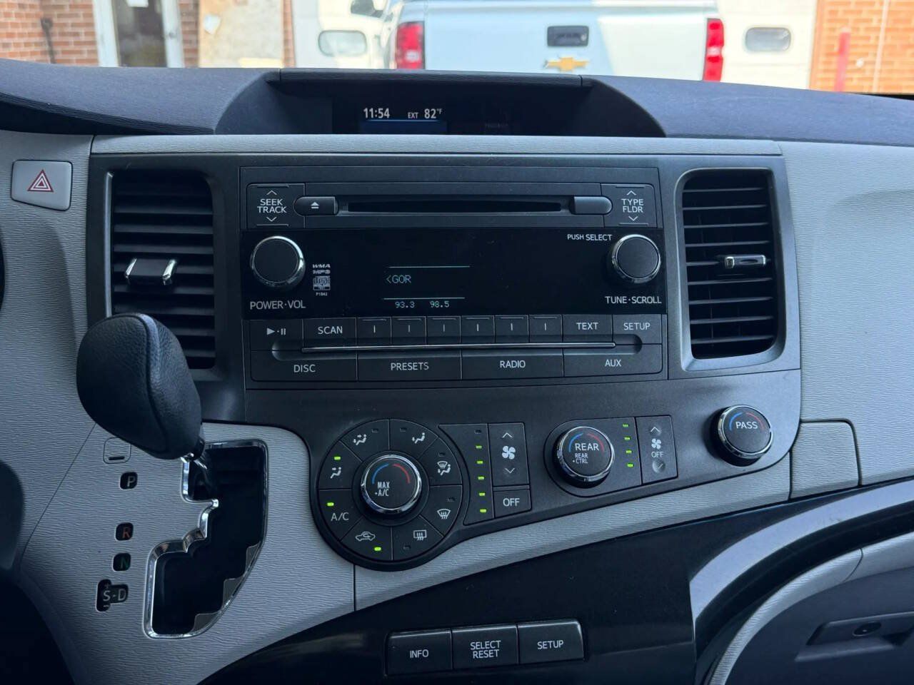 Used 2011 Toyota Sienna LE w/ Towing Pkg FWD image 4