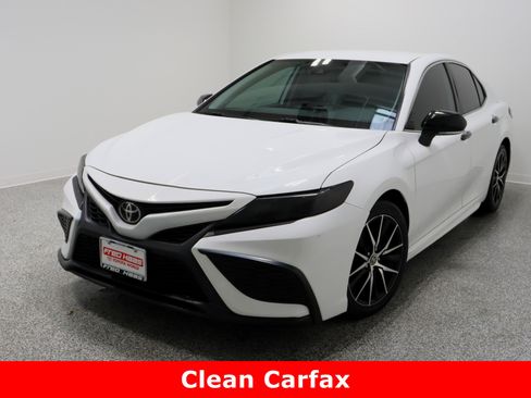 Used 2023 Toyota Camry SE image 2