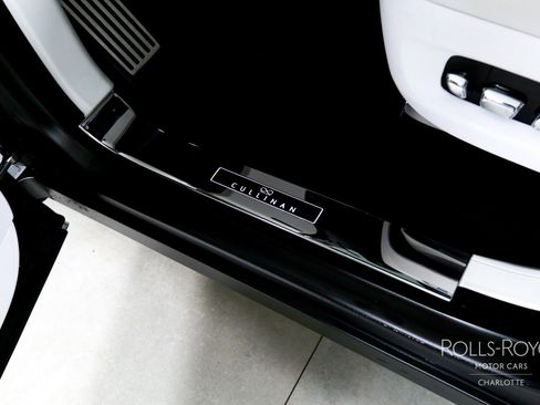 Used 2025 Rolls-Royce Cullinan Black Badge image 17