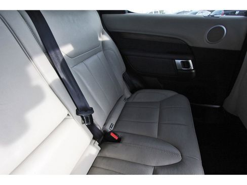 Used 2018 Land Rover Discovery HSE image 14