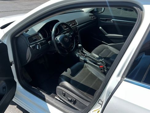 Used 2018 Volkswagen Passat 2.0T SE FWD image 14