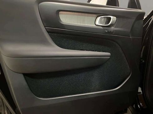 Used 2025 Volvo XC40 B5 Plus image 27