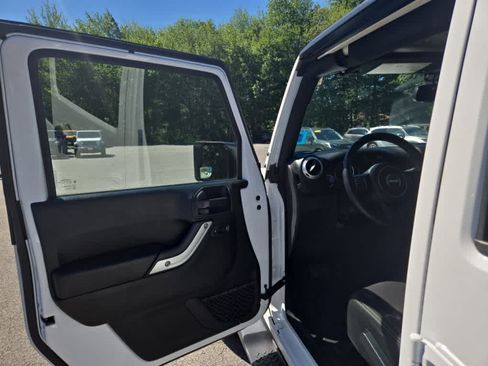 Used 2018 Jeep Wrangler Unlimited Sahara w/ Connectivity Group AWD/4WD image 16