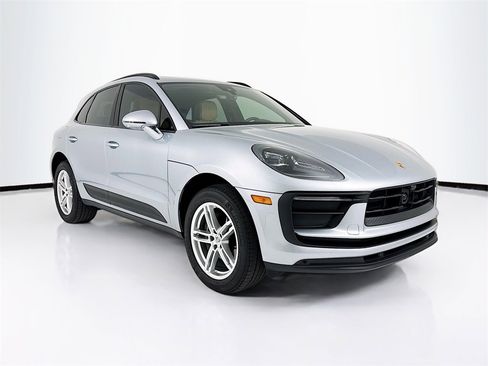 Certified 2025 Porsche Macan image 7