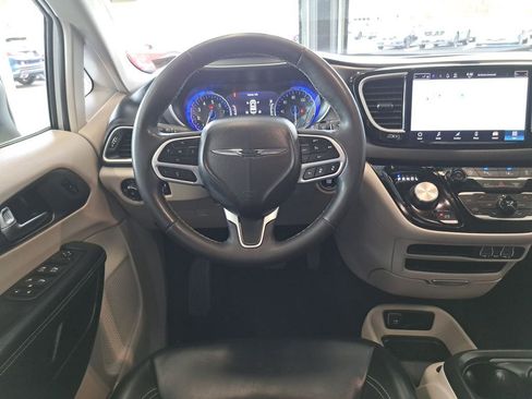Used 2023 Chrysler Pacifica Touring-L FWD image 14