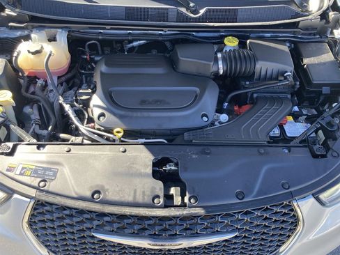 Used 2023 Chrysler Pacifica Touring-L image 36