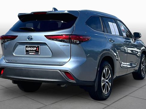 Used 2023 Toyota Highlander XLE AWD/4WD image 12