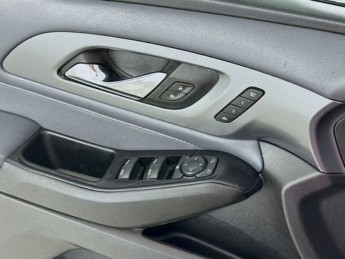 Used 2018 Chevrolet Traverse Premier w/ Driver Confidence II Package FWD image 21