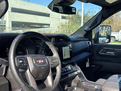 Used 2025 GMC Sierra 2500 AT4 image 5