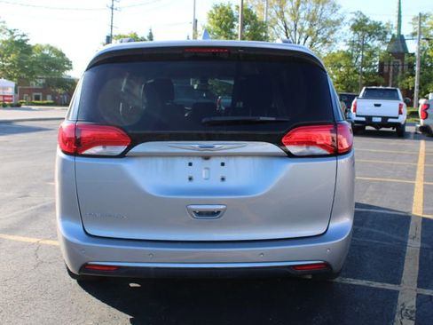 Used 2017 Chrysler Pacifica Touring-L w/ Tire & Wheel Group FWD image 6