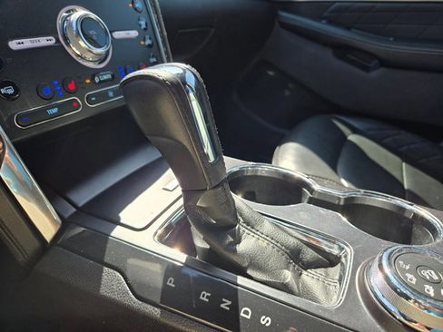 Used 2019 Ford Explorer Platinum image 16