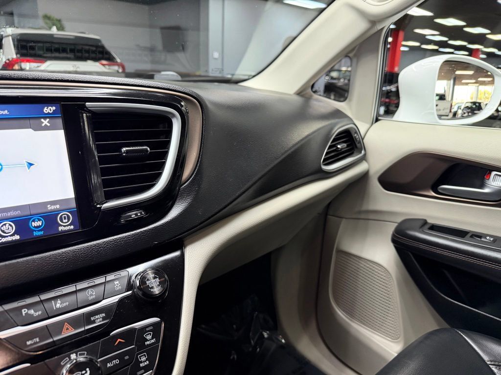 Used 2018 Chrysler Pacifica Touring-L Plus w/ Advanced Safetytec Group FWD image 27