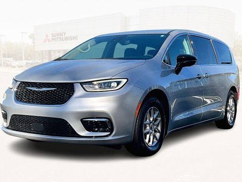 Used 2024 Chrysler Pacifica Touring-L image 1