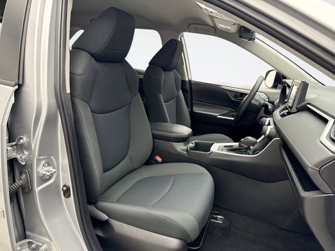 Used 2022 Toyota RAV4 LE image 16