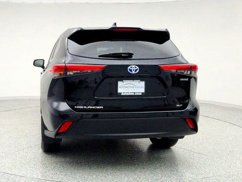 Used 2021 Toyota Highlander XLE image 6