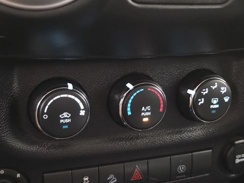 Used 2015 Jeep Wrangler Unlimited Sahara w/ Connectivity Group AWD/4WD image 37